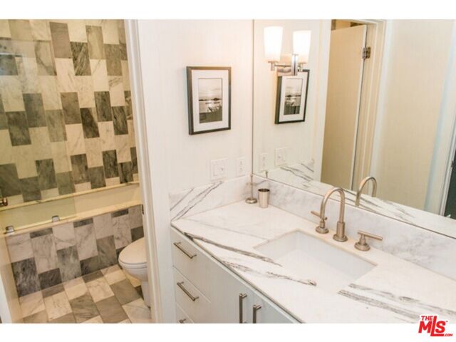 525 N Sycamore Avenue, Los Angeles CA: https://media.crmls.org/mediaz/fe0fd2c6-35a6-4a3f-89a7-04b93e683a94.jpg