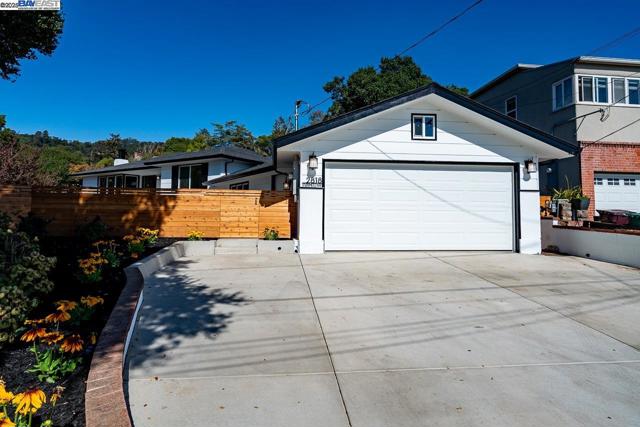 2818 Steinmetz Way, Oakland CA: https://media.crmls.org/mediaz/fe104cad-c106-498f-882e-b43da386db53.jpg