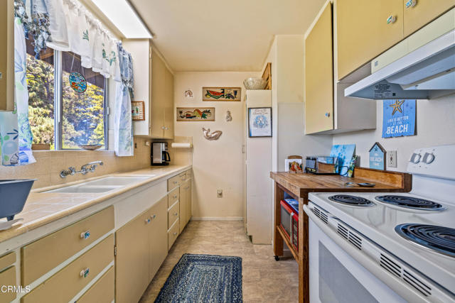 16920 Ocean Drive, Fort Bragg CA: https://media.crmls.org/mediaz/fe104f5f-12db-4781-86f3-2ef70af23fca.jpg