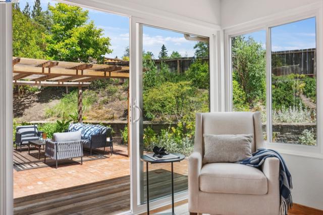 643 Contada Cir, Danville CA: https://media.crmls.org/mediaz/fe106153-85c1-48bf-8b90-433b2e6906f0.jpg
