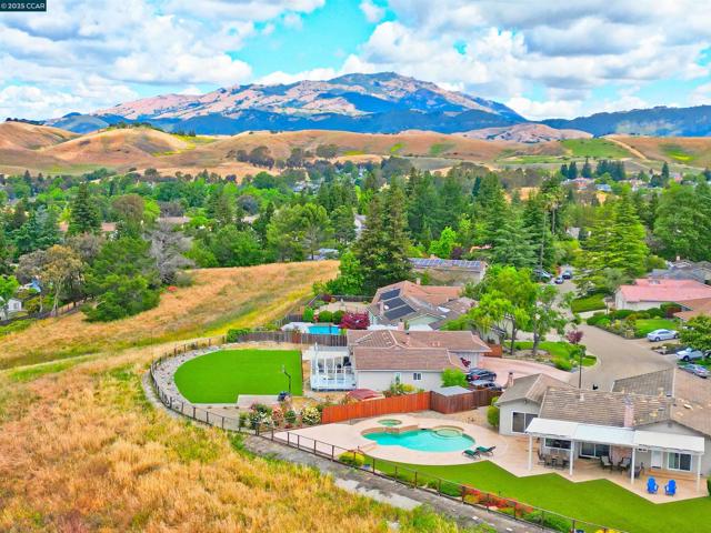 130 Samoa Ct, San Ramon CA: https://media.crmls.org/mediaz/fe116a08-89ea-49c3-8eba-0aeae5f496a4.jpg