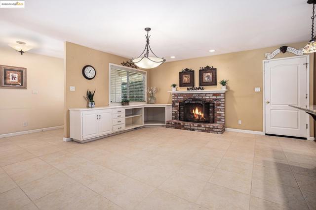3031 Barmouth Dr, Antioch CA: https://media.crmls.org/mediaz/fe12ef73-502a-4991-8949-747cd470bdf2.jpg