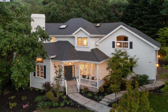1617 Campesino Ct., Alamo CA: https://media.crmls.org/mediaz/fe13bcd7-869b-494a-9ba8-68185eacdc04.jpg