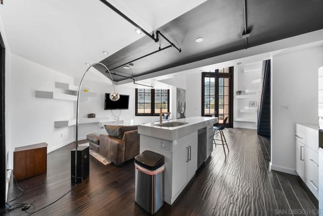 702 Ash St, San Diego CA: https://media.crmls.org/mediaz/fe140001-4f09-40aa-8ddf-22c93dddd3b0.jpg