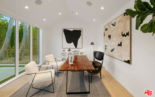 901 N Whittier Drive, Beverly Hills CA: https://media.crmls.org/mediaz/fe15d393-0b41-474c-b7ae-43737208af25.jpg
