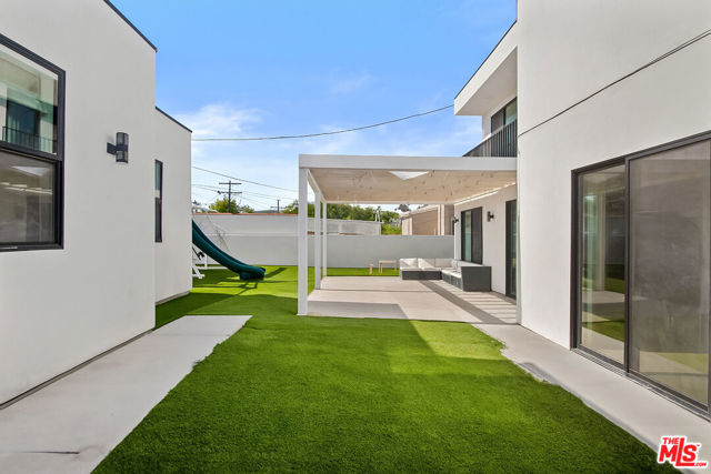 535 N Formosa Avenue, Los Angeles CA: https://media.crmls.org/mediaz/fe16a43c-20c1-442f-9f80-ea663add0d53.jpg