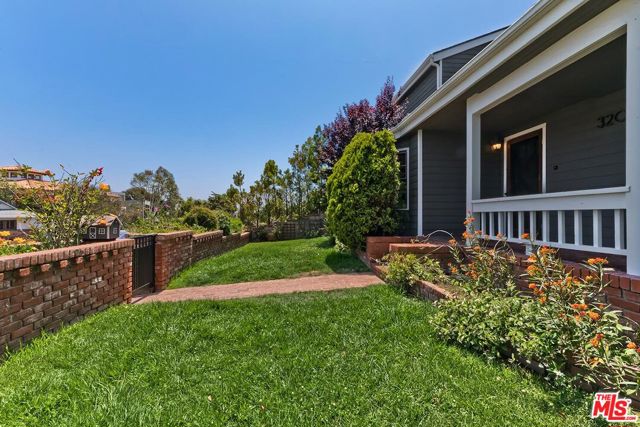 3201 Maplewood Avenue, Los Angeles CA: https://media.crmls.org/mediaz/fe16b123-b7c3-4599-b74a-8ec86e63beac.jpg