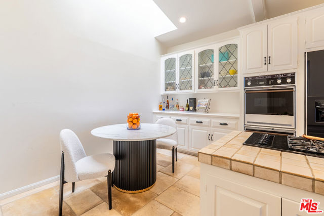 12555 The Vista, Los Angeles CA: https://media.crmls.org/mediaz/fe18ab7b-8dab-4850-91cf-2fece22076f1.jpg