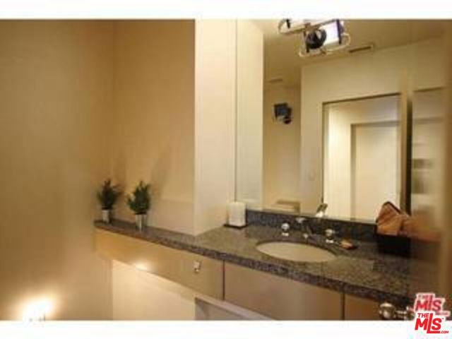 8049 Briar Summit Drive, Los Angeles CA: https://media.crmls.org/mediaz/fe1983e6-5156-4b5a-a674-eac4eaf7e3fd.jpg