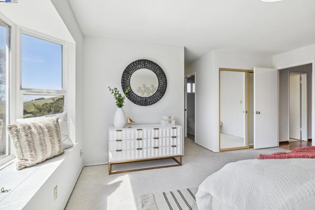 3483 Skyline Dr, Hayward CA: https://media.crmls.org/mediaz/fe1bf971-6868-46da-bb1e-1b7cf6f6ed54.jpg