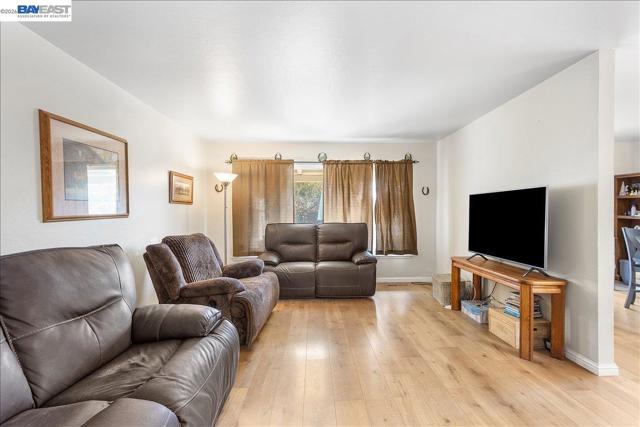 21330 Kahlert St, Castro Valley CA: https://media.crmls.org/mediaz/fe1bfea5-52ab-4e92-9665-2fc4de4ecf77.jpg