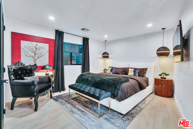 3001 Dona Nenita Place, Studio City CA: https://media.crmls.org/mediaz/fe1cb807-928b-4ca9-a977-861296c52adc.jpg