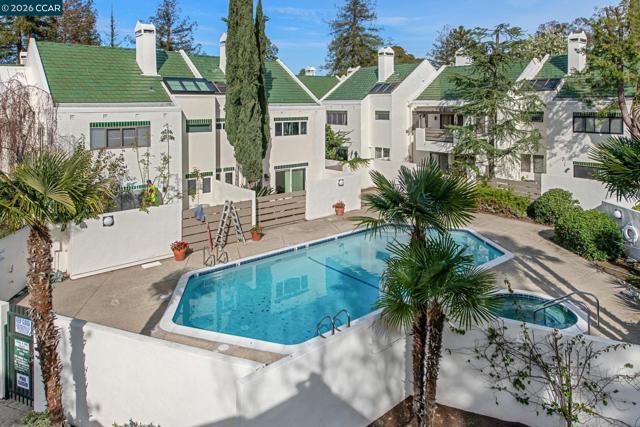 68 Mozden Ln, Pleasant Hill CA: https://media.crmls.org/mediaz/fe1e89ef-ac28-4e8f-be3e-82f0285da7a7.jpg