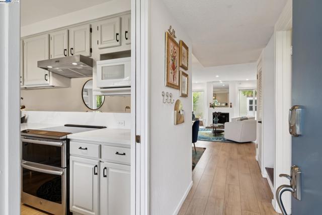 3109 La Campania, Alameda CA: https://media.crmls.org/mediaz/fe1ebb94-5892-4203-af3e-b32e2d625b8d.jpg