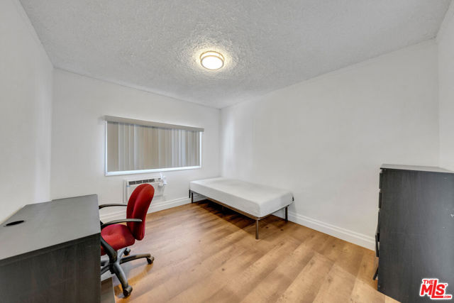 1286 W 39th Place, Los Angeles CA: https://media.crmls.org/mediaz/fe1f3a51-f754-4a91-891f-ef248c31c262.jpg