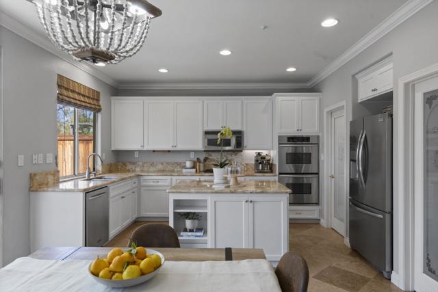 Detail Gallery Image 7 of 26 For 1979 Oxford Ct, Vista,  CA 92081 - 4 Beds | 2/1 Baths