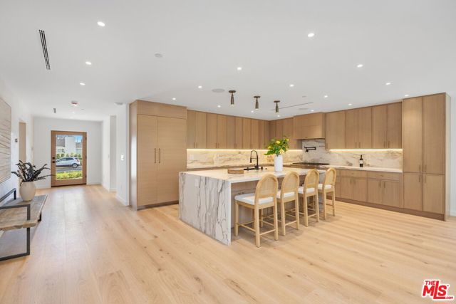 4627 Sunnyslope Avenue, Sherman Oaks CA: https://media.crmls.org/mediaz/fe2119bb-46b4-415e-ac3b-7bbc6952ec15.jpg