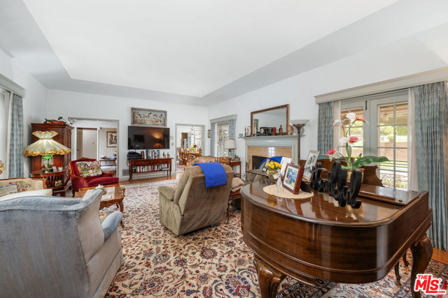 550 Loring Avenue, Los Angeles CA: https://media.crmls.org/mediaz/fe222d3e-1a6d-48e1-bf5a-409d34846db9.jpg