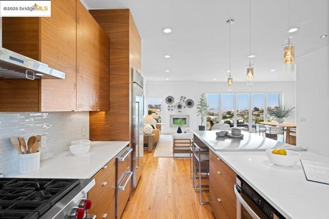 678 Clipper St, San Francisco CA: https://media.crmls.org/mediaz/fe22d965-2564-4e22-af79-5705e66752a5.jpg