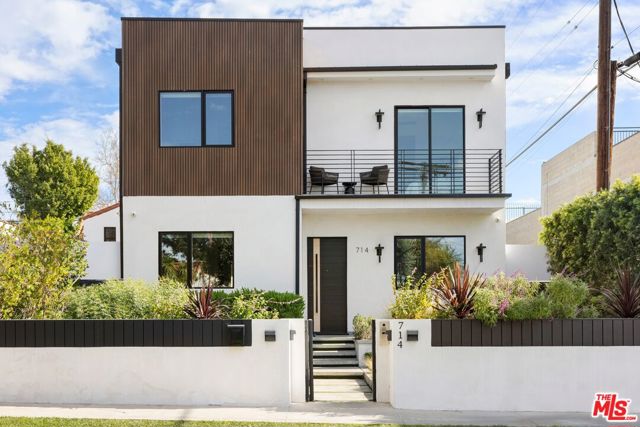 714 N La Jolla Avenue, Los Angeles CA: https://media.crmls.org/mediaz/fe23a8ea-585c-45fb-954d-5d93d4617a0b.jpg