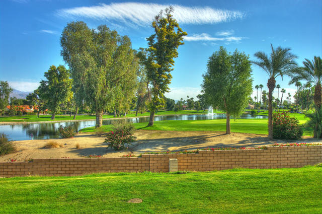 378 Desert Falls E Drive, Palm Desert CA: https://media.crmls.org/mediaz/fe23e6c4-7f54-4af5-8e73-efb5651d4c25.jpg