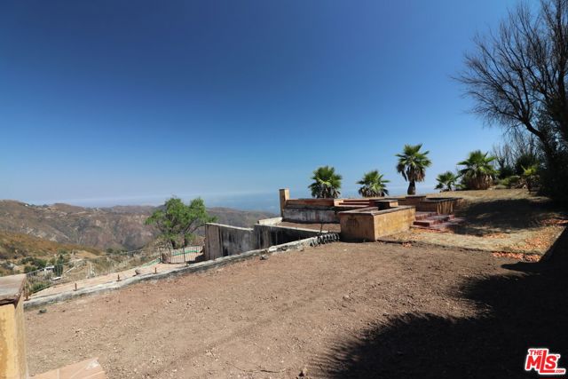 24734 W Saddle Peak Road, Malibu CA: https://media.crmls.org/mediaz/fe23fcbe-fc44-4099-88de-f373960e532e.jpg