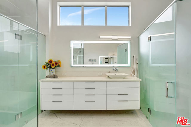 28405 Via Acero Street, Malibu CA: https://media.crmls.org/mediaz/fe2404b2-1b55-4533-a520-6014b6972650.jpg