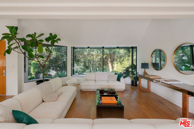 7640 Woodrow Wilson Drive, Los Angeles CA: https://media.crmls.org/mediaz/fe24e151-43d6-46ff-8976-27479b4de0ff.jpg