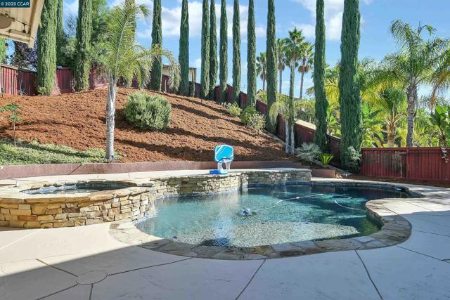 2593 Camel Back Rd, Brentwood CA: https://media.crmls.org/mediaz/fe2508a5-6105-4c1a-a6ce-464c344590b3.jpg