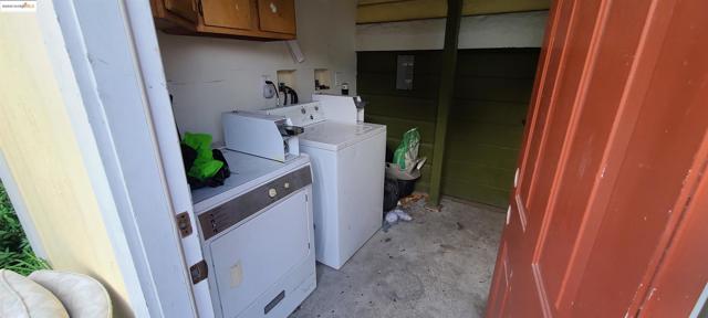 2825 Market St, Oakland CA: https://media.crmls.org/mediaz/fe2517d5-ed53-4535-b709-8eeba7f6ec19.jpg