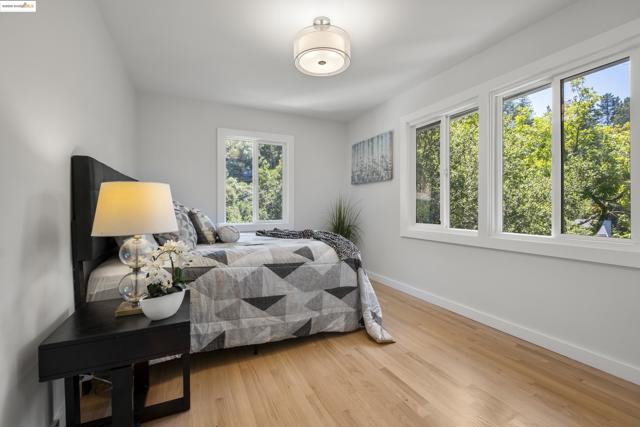 6537 Aitken Dr, Oakland CA: https://media.crmls.org/mediaz/fe25d3e9-2832-4192-bffb-e56d42e23e18.jpg