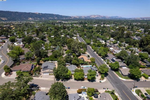 4457 LINDA WAY, Pleasanton CA: https://media.crmls.org/mediaz/fe266dff-9fbc-4e00-aac4-9f50bf64aaf5.jpg