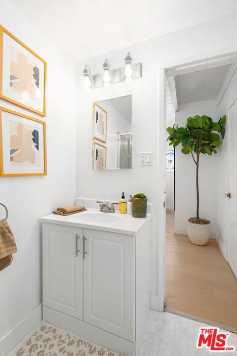 3340 Cardiff Avenue, Los Angeles CA: https://media.crmls.org/mediaz/fe267468-5c04-4b56-aaaa-ab638204aa00.jpg