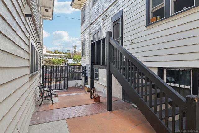 233 Hawthorn St, San Diego CA: https://media.crmls.org/mediaz/fe267a9c-bce3-4d80-8397-b88689272e50.jpg