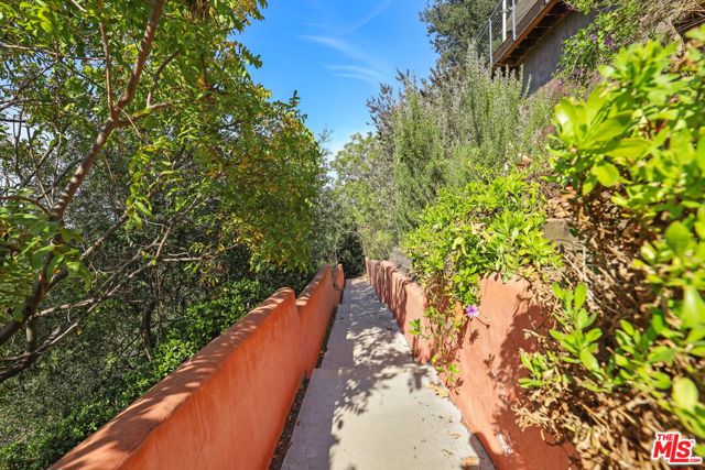 2835 Oak Point Drive, Los Angeles CA: https://media.crmls.org/mediaz/fe26cb6f-b60a-4410-89c2-722ae750db9b.jpg