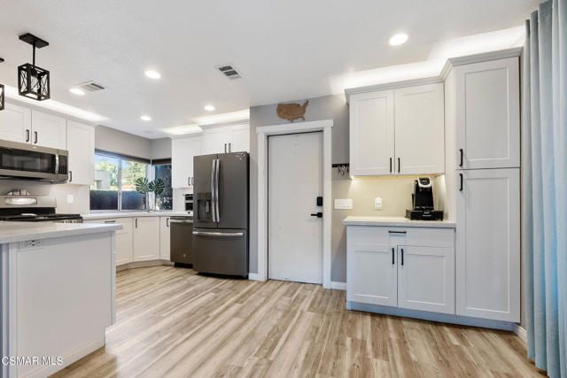 6691 Pecan Avenue, Moorpark CA: https://media.crmls.org/mediaz/fe2821c9-9f06-4bf5-817b-b68e1ca489aa.jpg
