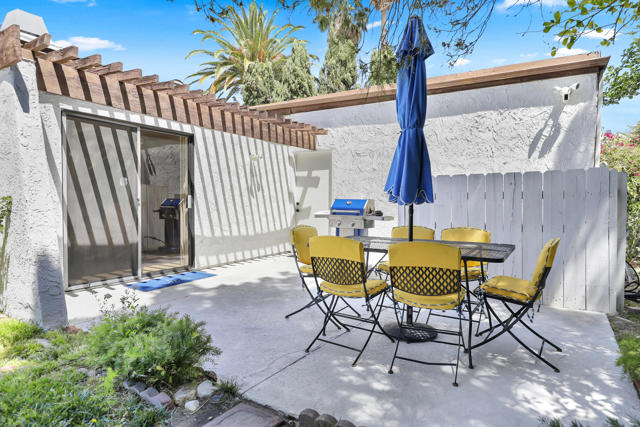 1385 E Via Escuela, Palm Springs CA: https://media.crmls.org/mediaz/fe28ba99-5f09-4e64-8e67-3a76ef5eb50d.jpg