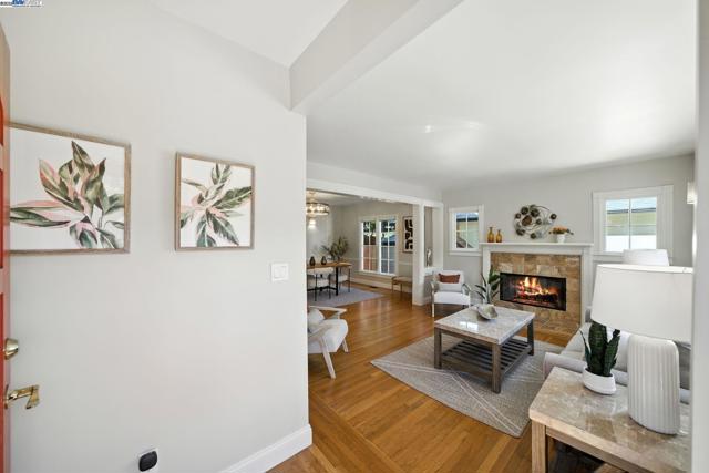3357 Jordan Rd, Oakland CA: https://media.crmls.org/mediaz/fe2931f3-6333-4951-9310-e6a074e560ae.jpg