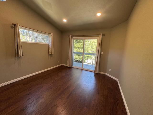 7765 Canyon Meadow Cir, Pleasanton CA: https://media.crmls.org/mediaz/fe298cdb-9fab-48b9-8626-78915ed6ece5.jpg