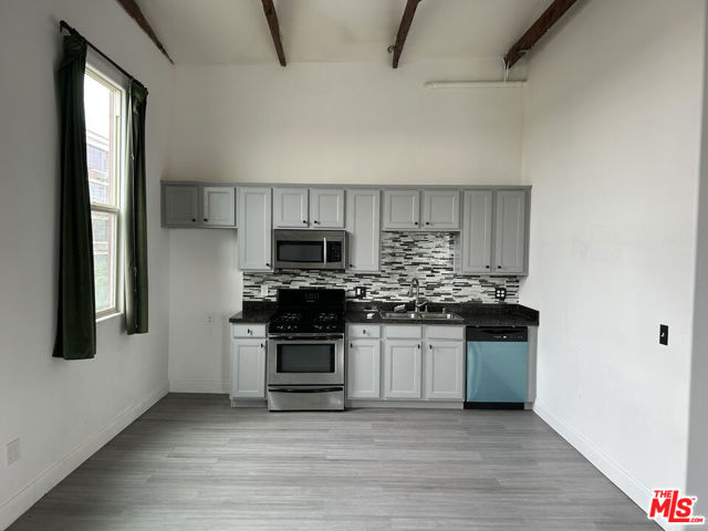 726 S Santa Fe Avenue, Los Angeles CA: https://media.crmls.org/mediaz/fe29c208-8755-433f-99e4-4346ffba52e5.jpg