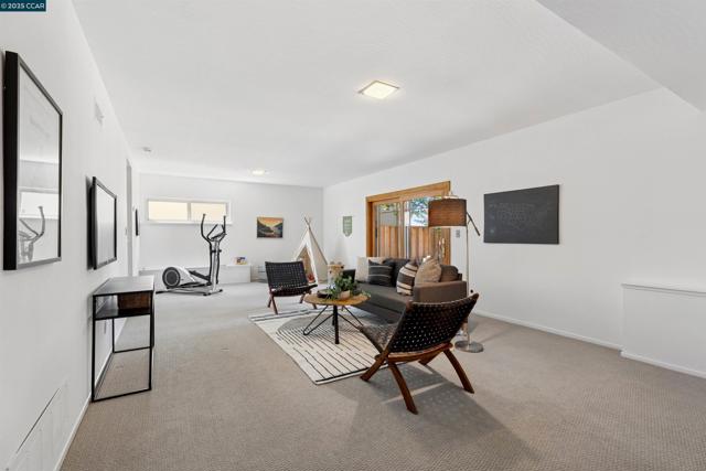 4051 Rhoda Ave, Oakland CA: https://media.crmls.org/mediaz/fe29c5d9-af41-4f07-990e-dd314e987d39.jpg