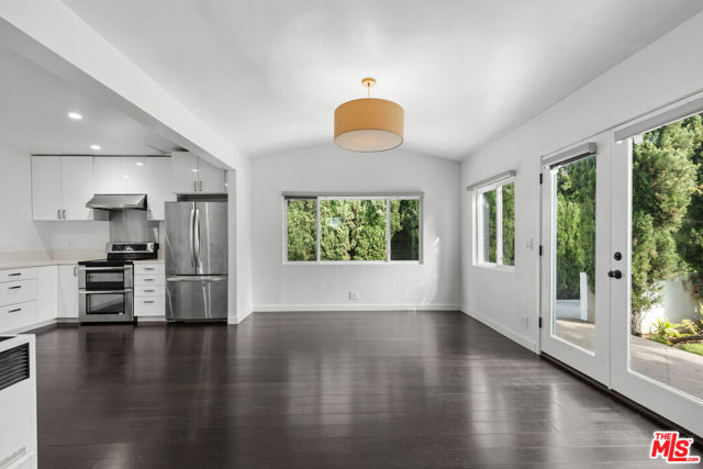 1434 24th Street, Santa Monica CA: https://media.crmls.org/mediaz/fe2a1dac-0cbb-45c7-9ceb-c6374855f029.jpg