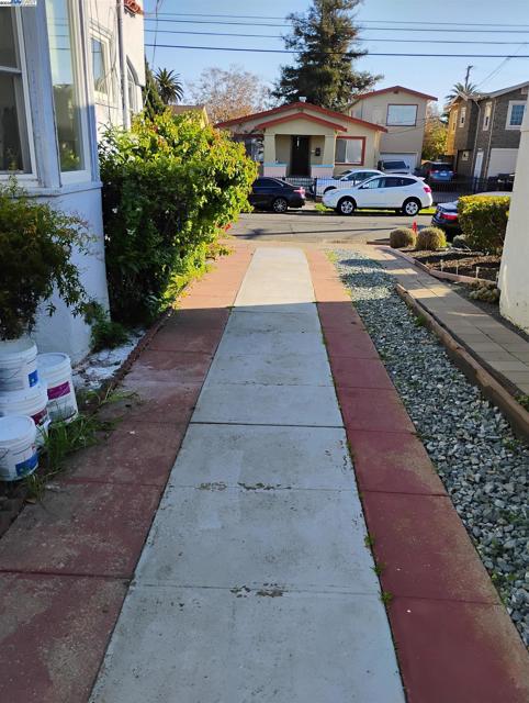 2621 66th Avenue, Oakland CA: https://media.crmls.org/mediaz/fe2a6cc1-0fed-4337-ab0e-6c75a6ffe822.jpg