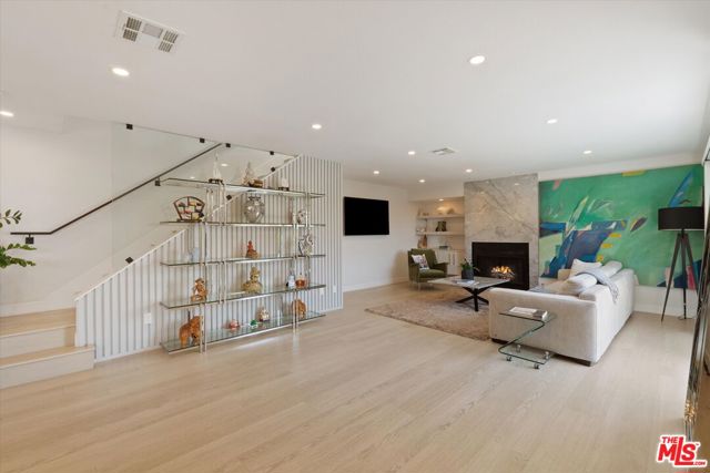 737 Pier Avenue, Santa Monica CA: https://media.crmls.org/mediaz/fe2a9bfe-214d-48cb-9171-e5f5303b9438.jpg