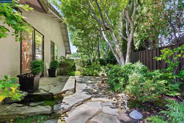 924 Cheyenne Dr, Walnut Creek CA: https://media.crmls.org/mediaz/fe2b5cd8-adc2-4fe8-a397-def6cda59a26.jpg