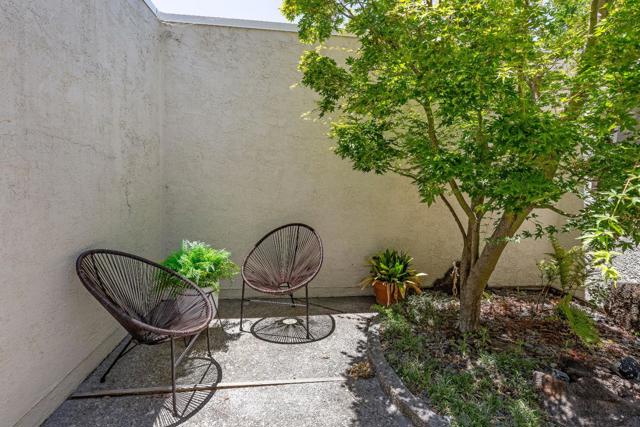 2435 Sharon Oaks Drive, Menlo Park CA: https://media.crmls.org/mediaz/fe2bc646-528b-4f10-a0be-2e868ae298b8.jpg