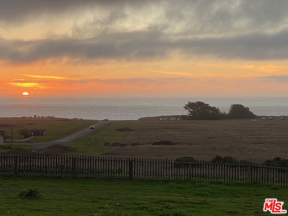 https://media.crmls.org/mediaz/fe2bc8a2-19cb-4e52-b645-7d5444a46ef5.jpg?preset=X-Large
