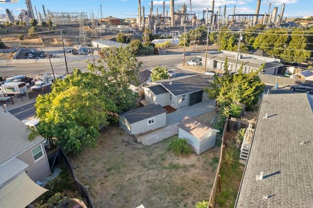 1385 Palm Ave, Martinez CA: https://media.crmls.org/mediaz/fe2bd484-f748-42eb-af4b-f0d5a77fcc72.jpg