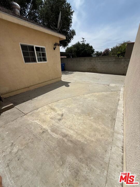 8446 Fenwick Street, Sunland CA: https://media.crmls.org/mediaz/fe2bd6b2-2b1a-42a8-b44f-58b7ff43f19b.jpg