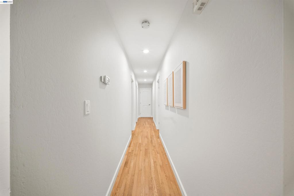 https://media.crmls.org/mediaz/fe2c204c-21bc-40b2-97c5-df9863542b0a.jpg?preset=X-Large